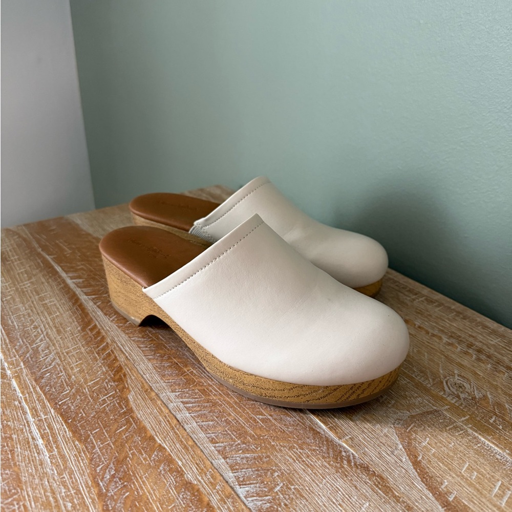 Universal Threads Clogs